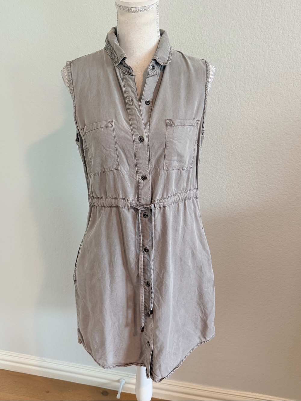 Sleeveless Button-Front Dress in Light Gray